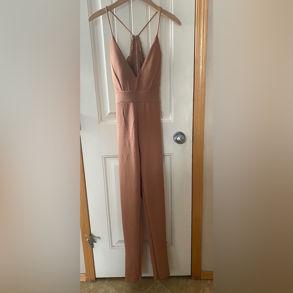 Revamped Jumpsuit with lace back - Picture 4 of 16